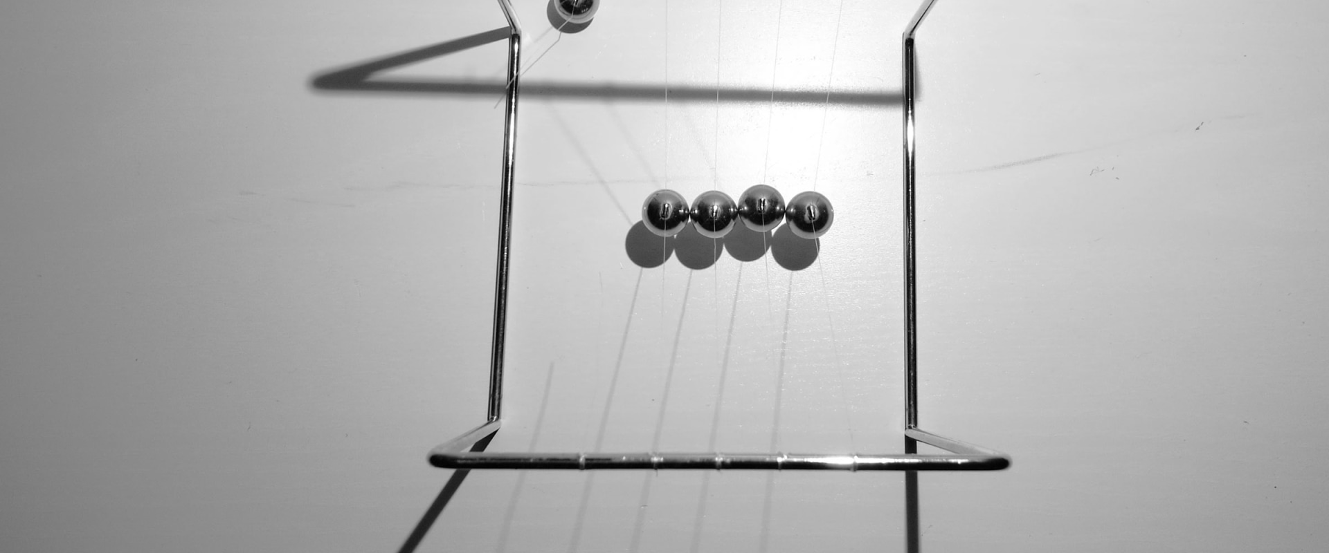 Understanding the Newton's Cradle Experiment